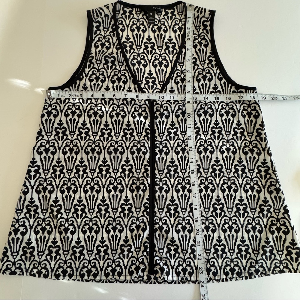 AQUA Black White Damask Scroll V-Neck Sleeveless Blouse Top M - Picture 8 of 12